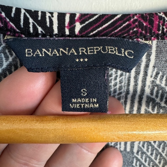 Banana Republic Factory Women's Sleeveless V-Neck Knot Blouse Multicolor Small - Picture 3 of 10